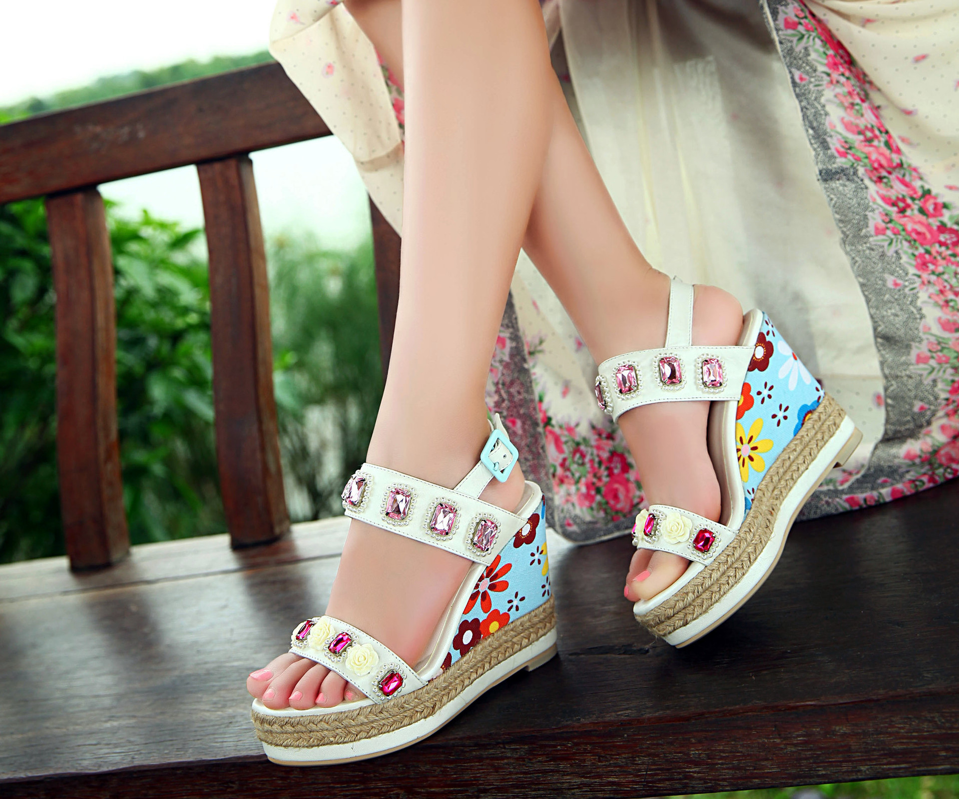 女士品牌凉鞋女士凉鞋品牌大全