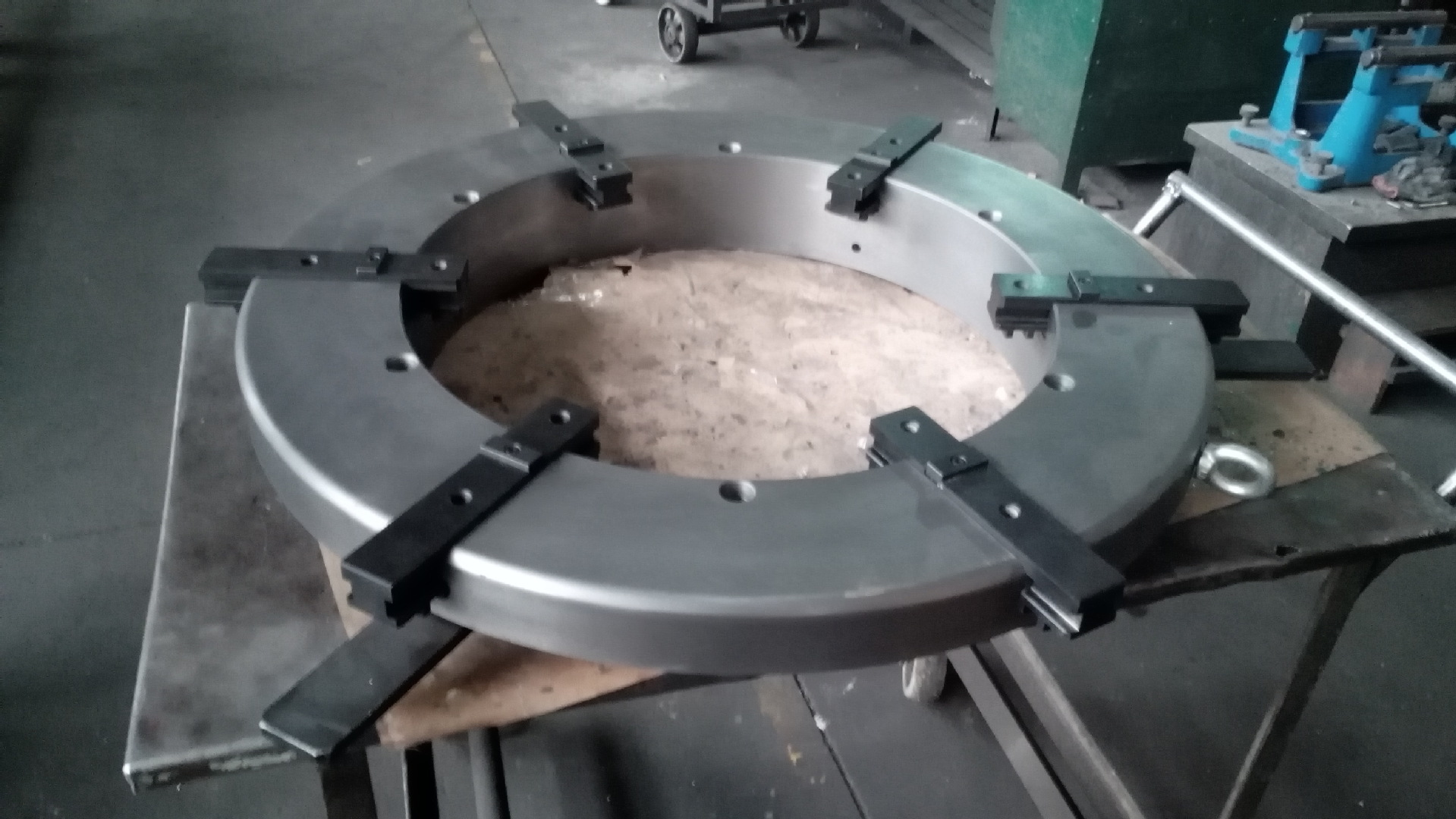 六爪焊接卡盘,适合各种大直径薄壁累管子工件夹持,快速夹紧.