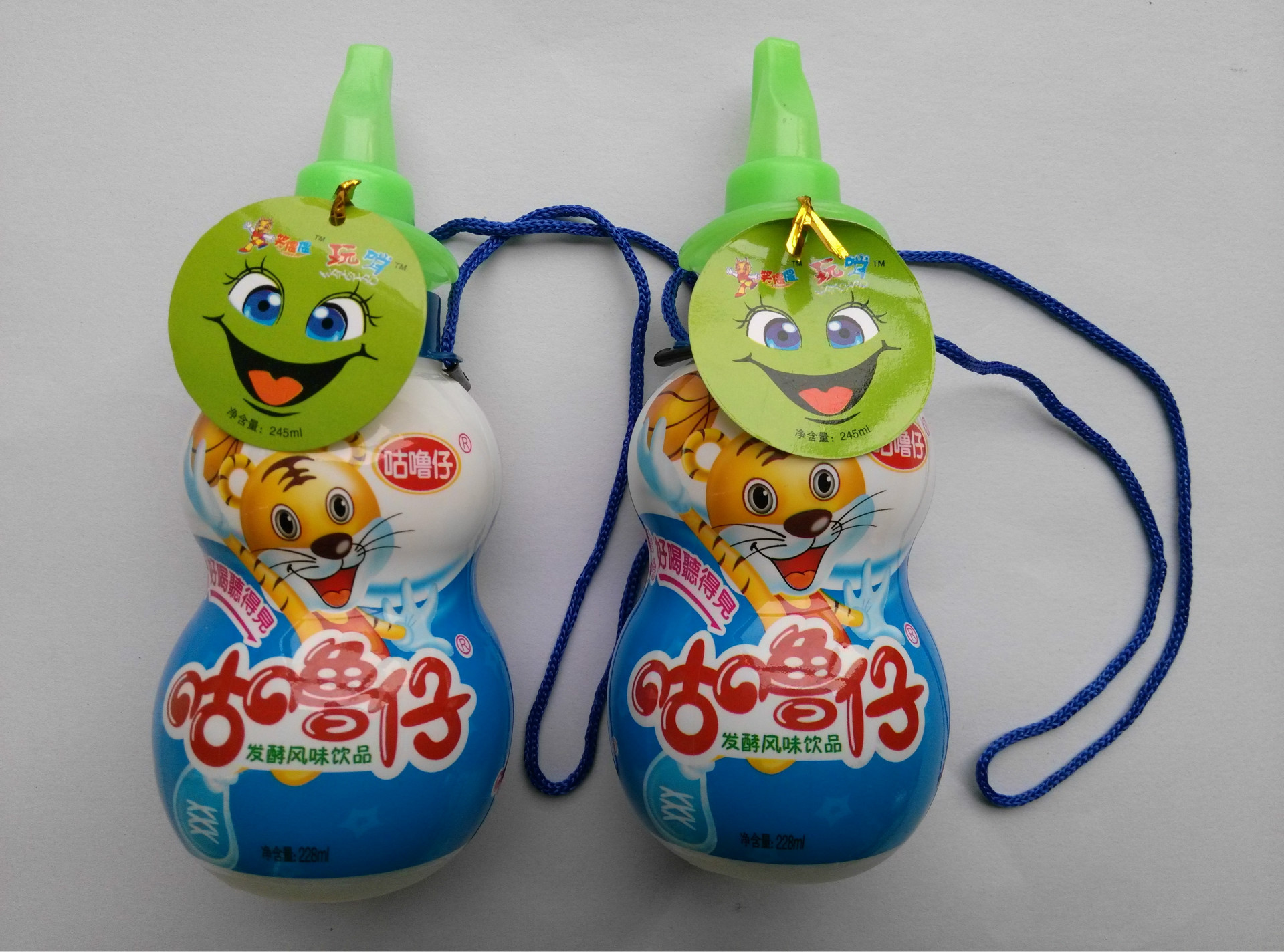 儿童饮料卡通型状有口哨好玩又好喝 喝完可以做个好玩具