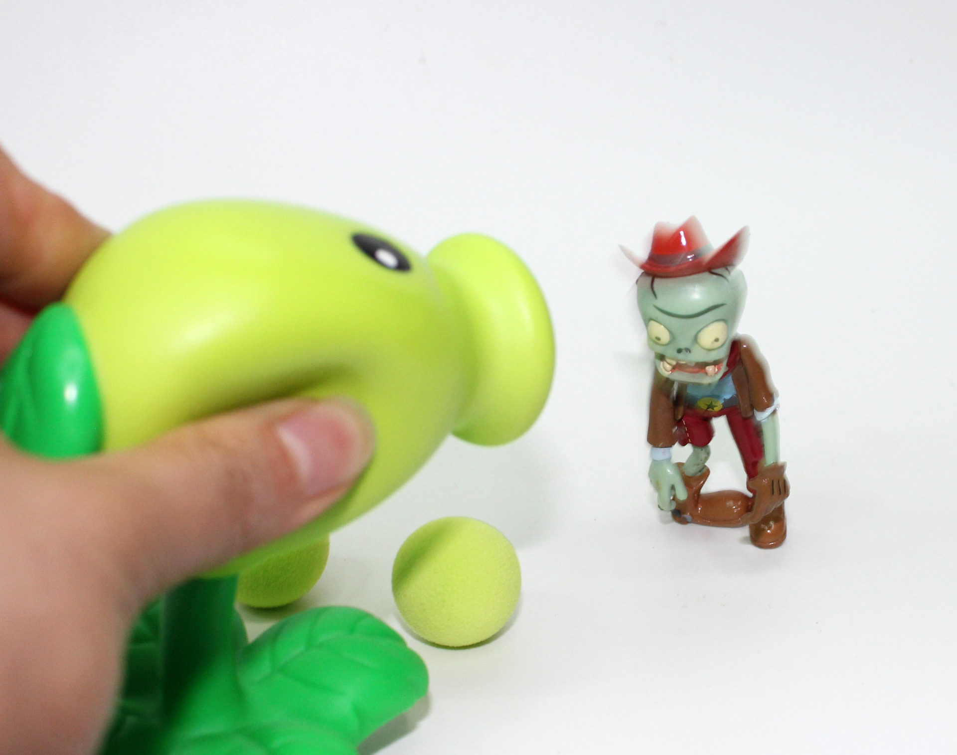 大玩家动漫手办批发 植物大战僵尸 玩偶可发射子弹 豌豆射手 玩具