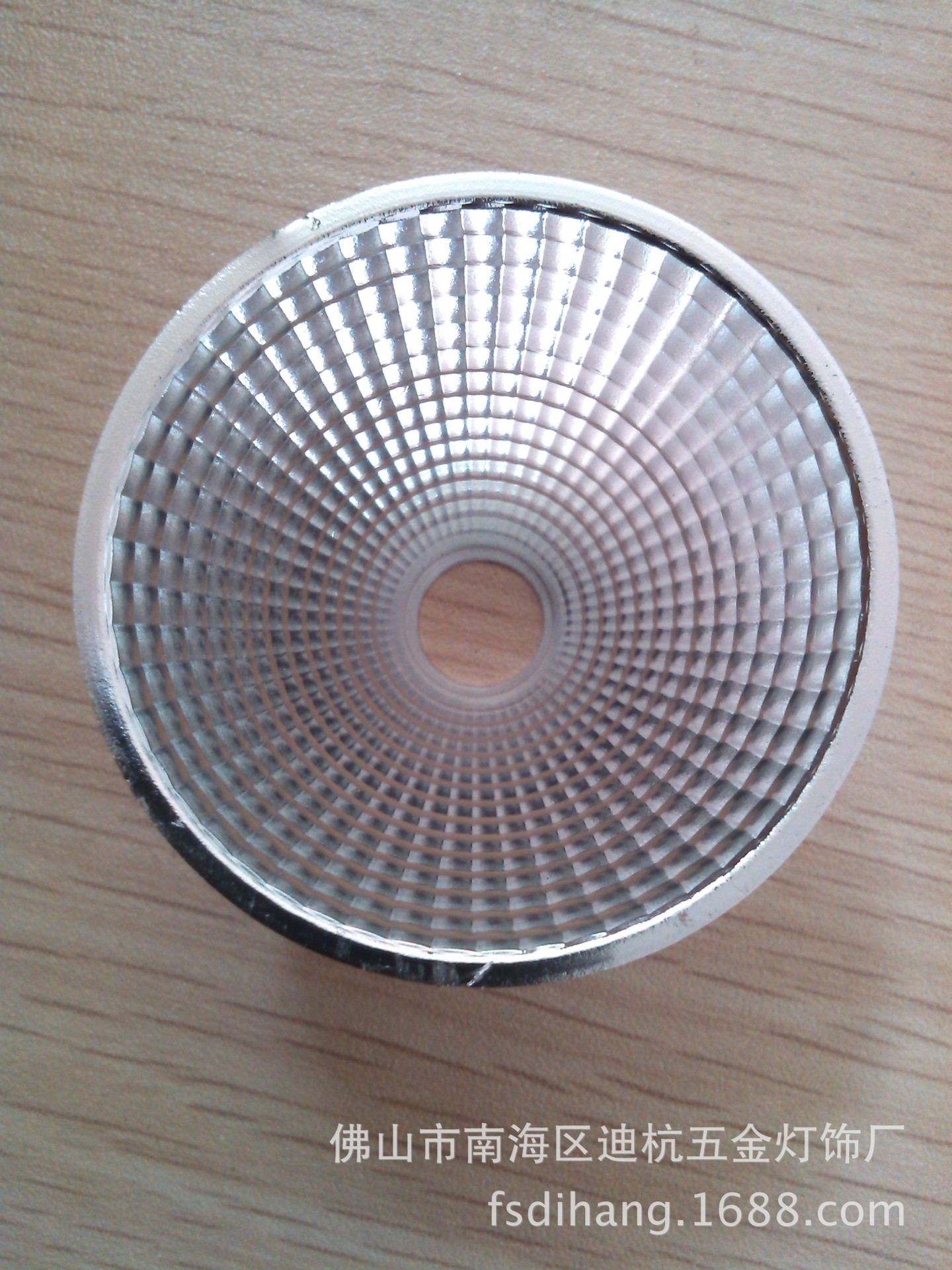 设计研发生产各种高精度cob反光杯,led铝灯杯,无黄斑,无黑圈