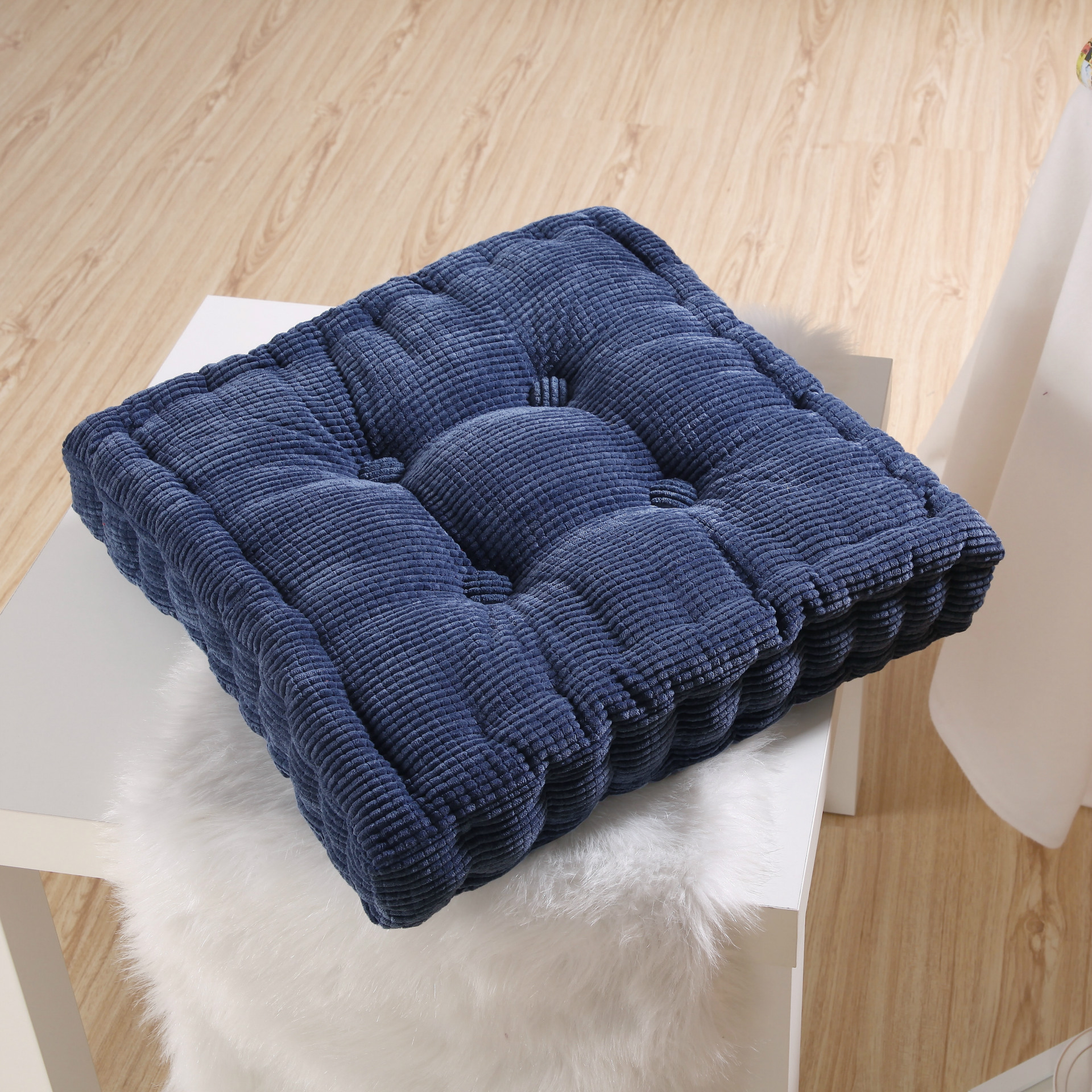 此坐垫分两种款式:方形坐垫,圆形坐垫