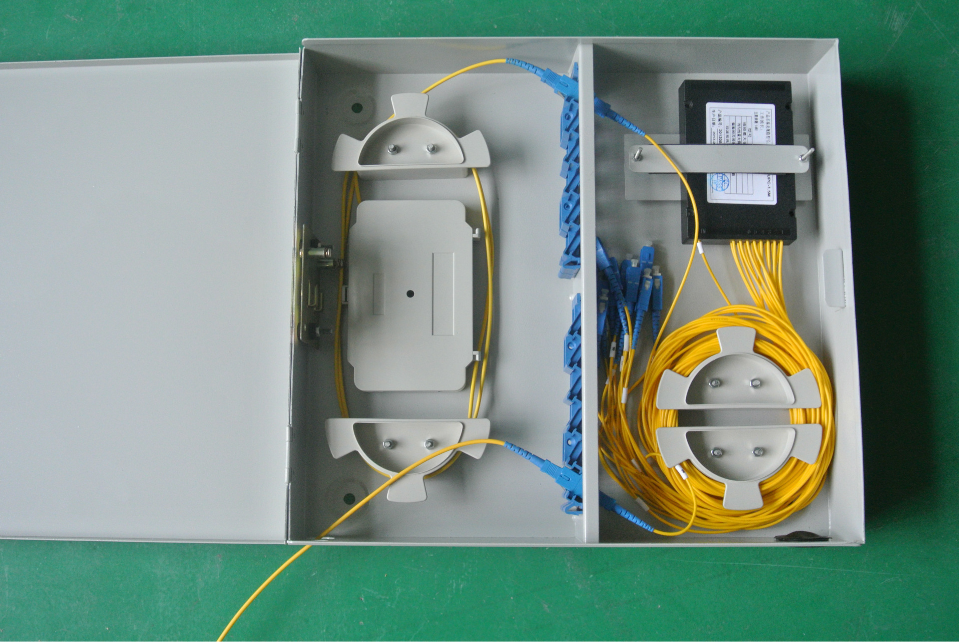 光纤楼道箱是安装在楼道,弱电竖井等位置,集熔接,分光,配线于一体