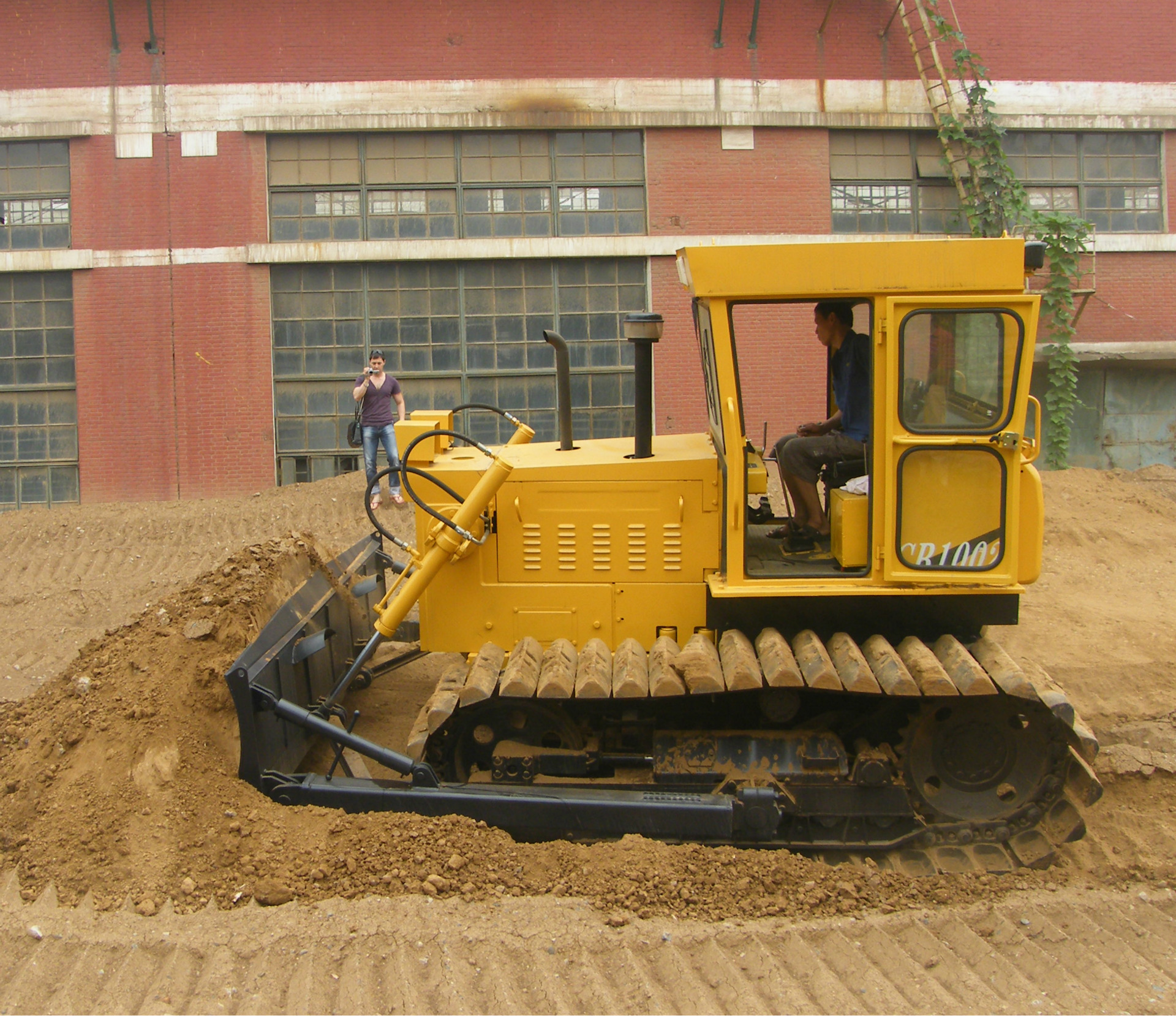 洛阳一拖东方红cb1002型100马力补贴型履带推土机