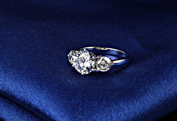 18k白金莫桑钻石戒指女三颗钻3克拉莫桑钻戒三生石 厂家批发定制