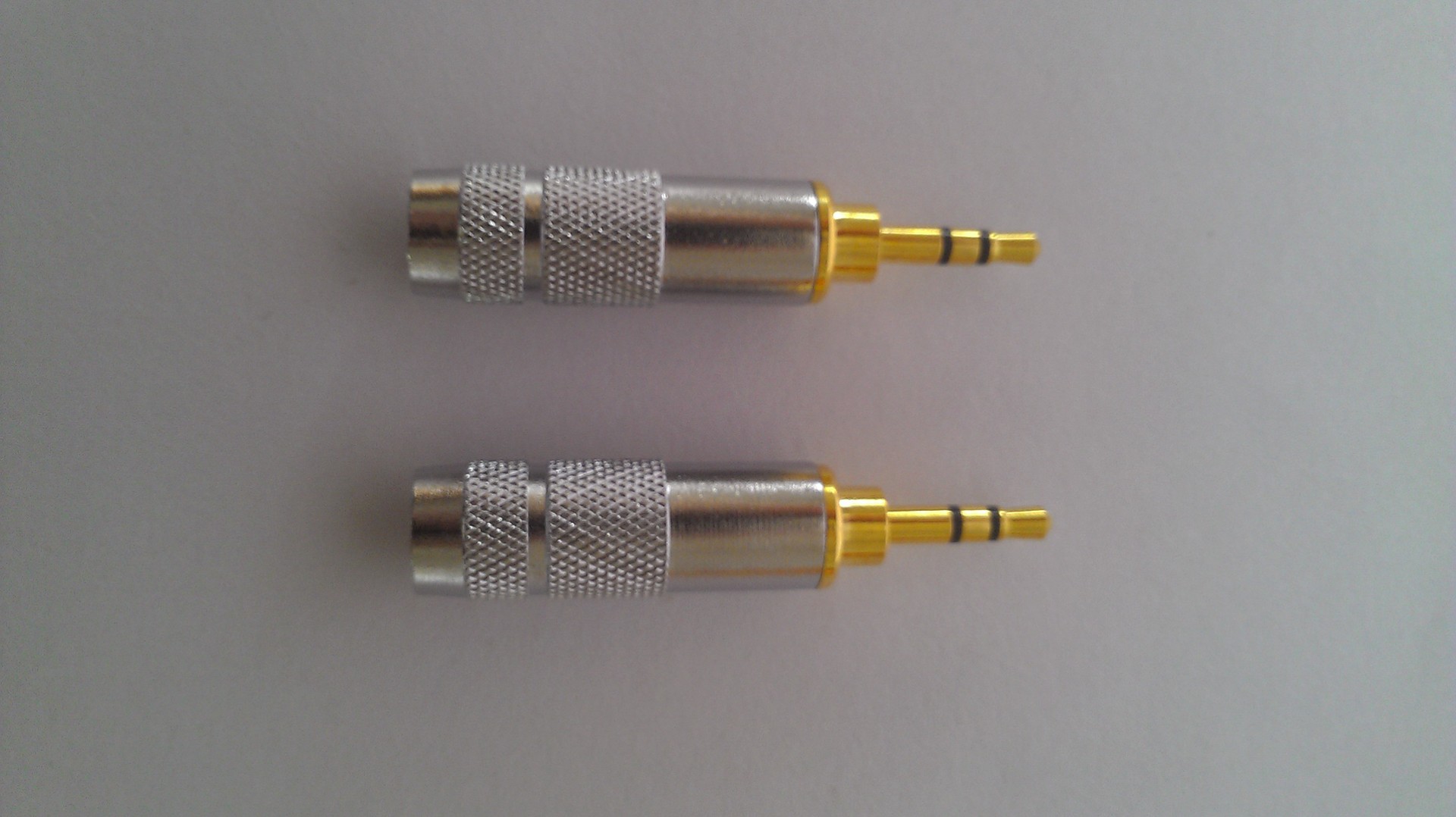 2.5欧亚德三极耳机插头/带线夹/足3u金/厂家直批!