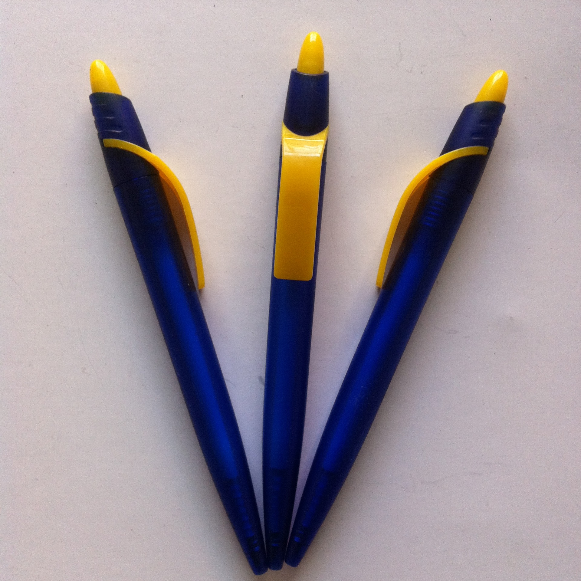 厂家定做 新款塑料圆珠笔,广告笔,按动笔