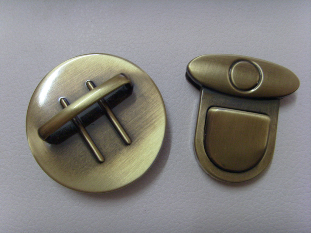 新款青古拉丝手袋女包锁扣 仿古铁皮锁 箱包五金配件