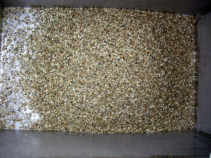 粉碎料的用途:1)可以做刨花板(胶合板),卖给造纸厂做木浆纸的原料.