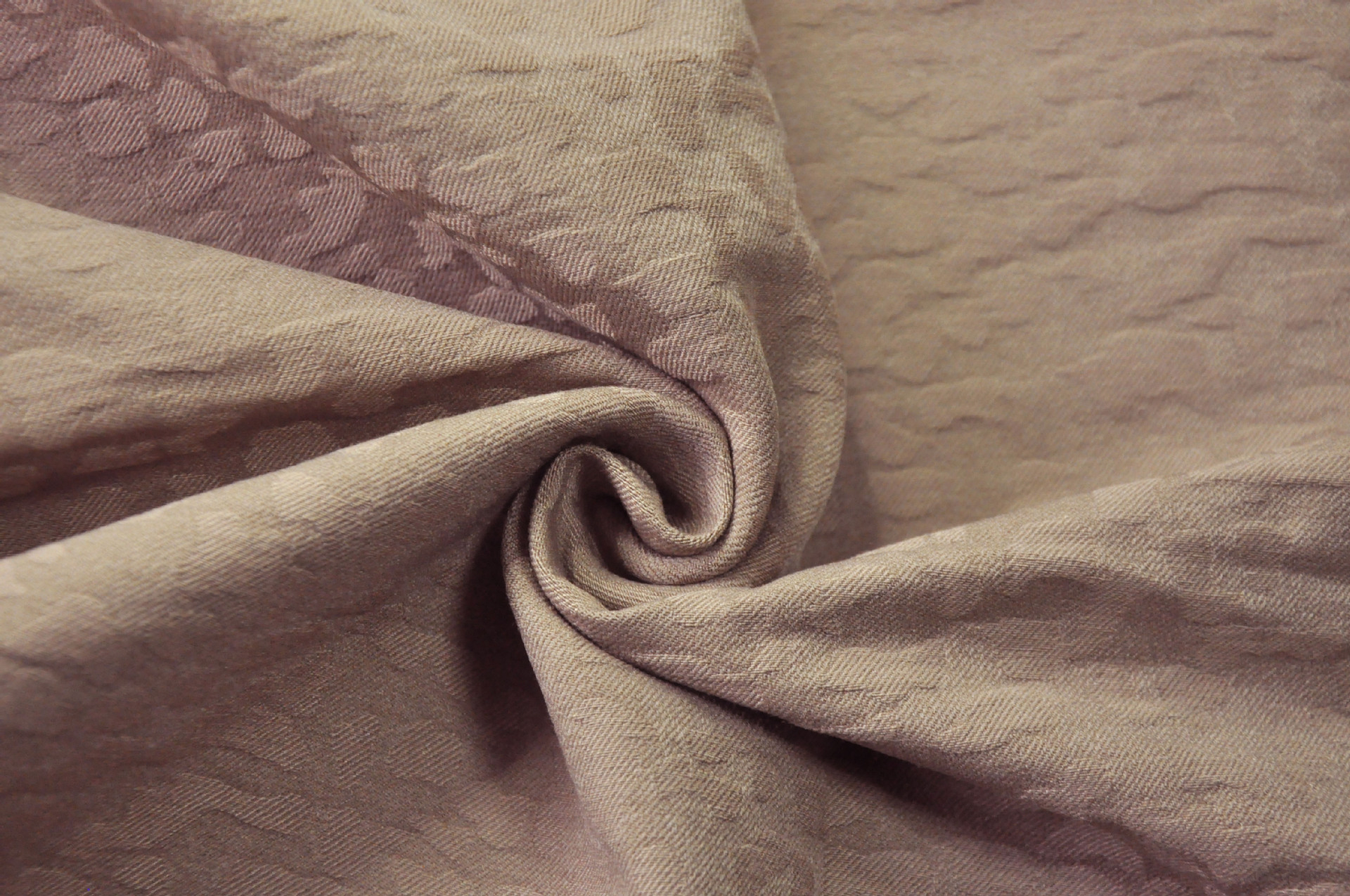 &nbsp; 公司地处浙江省绍兴市柯桥区钱清纺织贸易中心,是一家专门从事