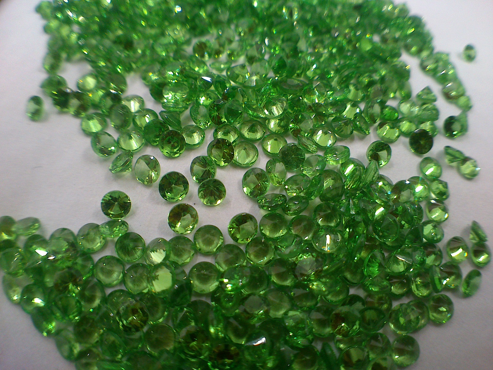 小圆点 沙弗莱 天然沙弗莱裸石配石 绿石榴石 祖母绿色宝石