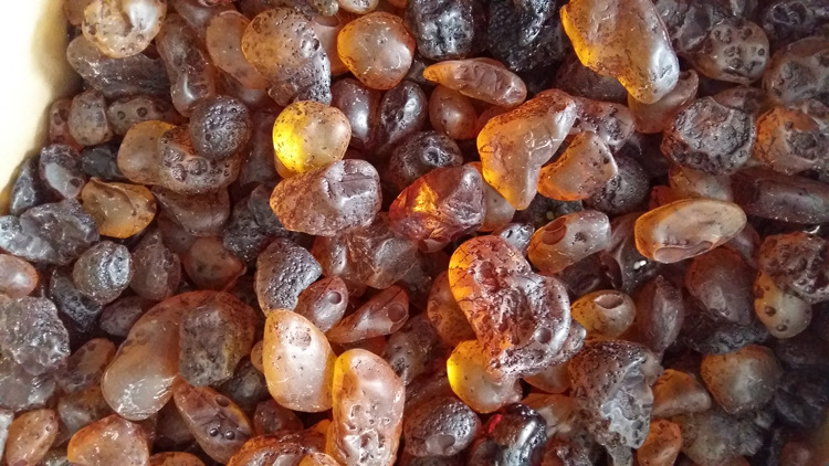 最新人造柯巴树脂蜜蜡原石琥珀厂家直销 跑江湖地摊高仿琥珀原石