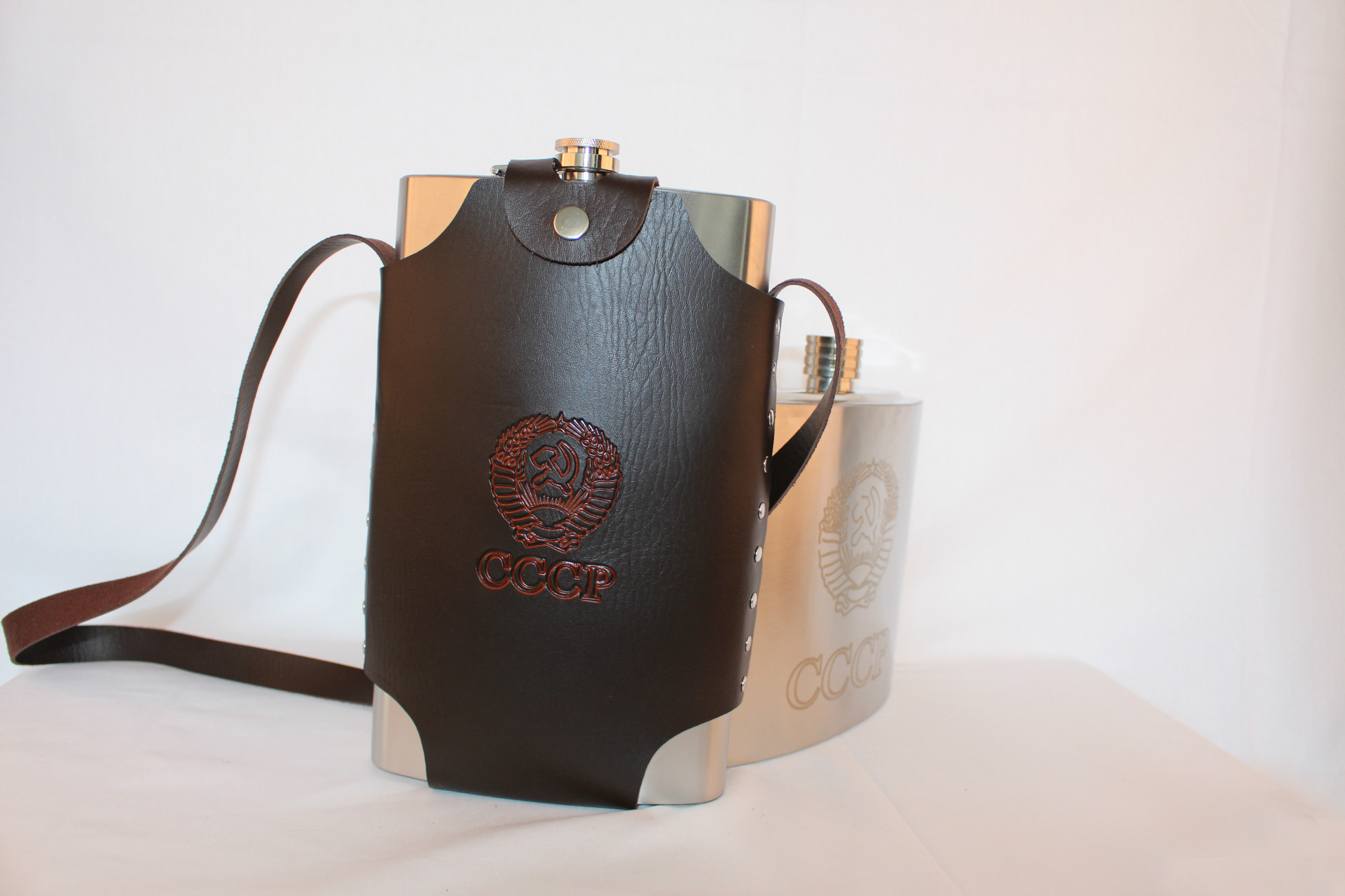 户外加大加厚随身特大号3斤半俄罗斯不锈钢酒壶64盎司扁水壶