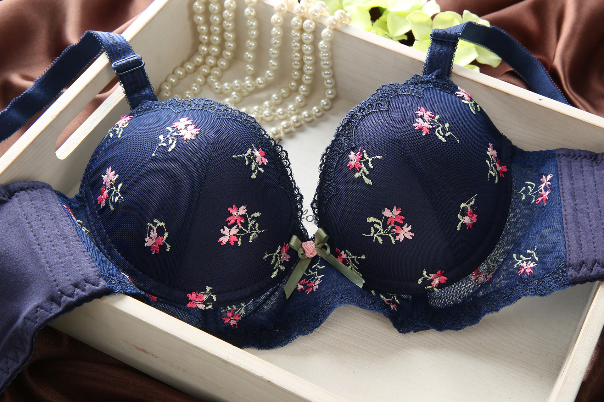 调整型高档刺绣小花朵可拆垫女士文胸套装批发供应调整型文胸套装