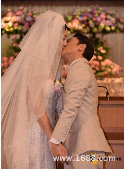 昨日,香港艺人王祖蓝与他的"长腿公主"李亚男在香港举行了婚礼,并将于