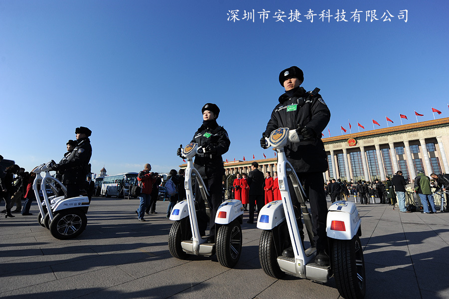 骑着两轮平衡车警用版的警察在大会堂前广场巡逻.