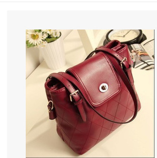 黑色菱格纹水桶包