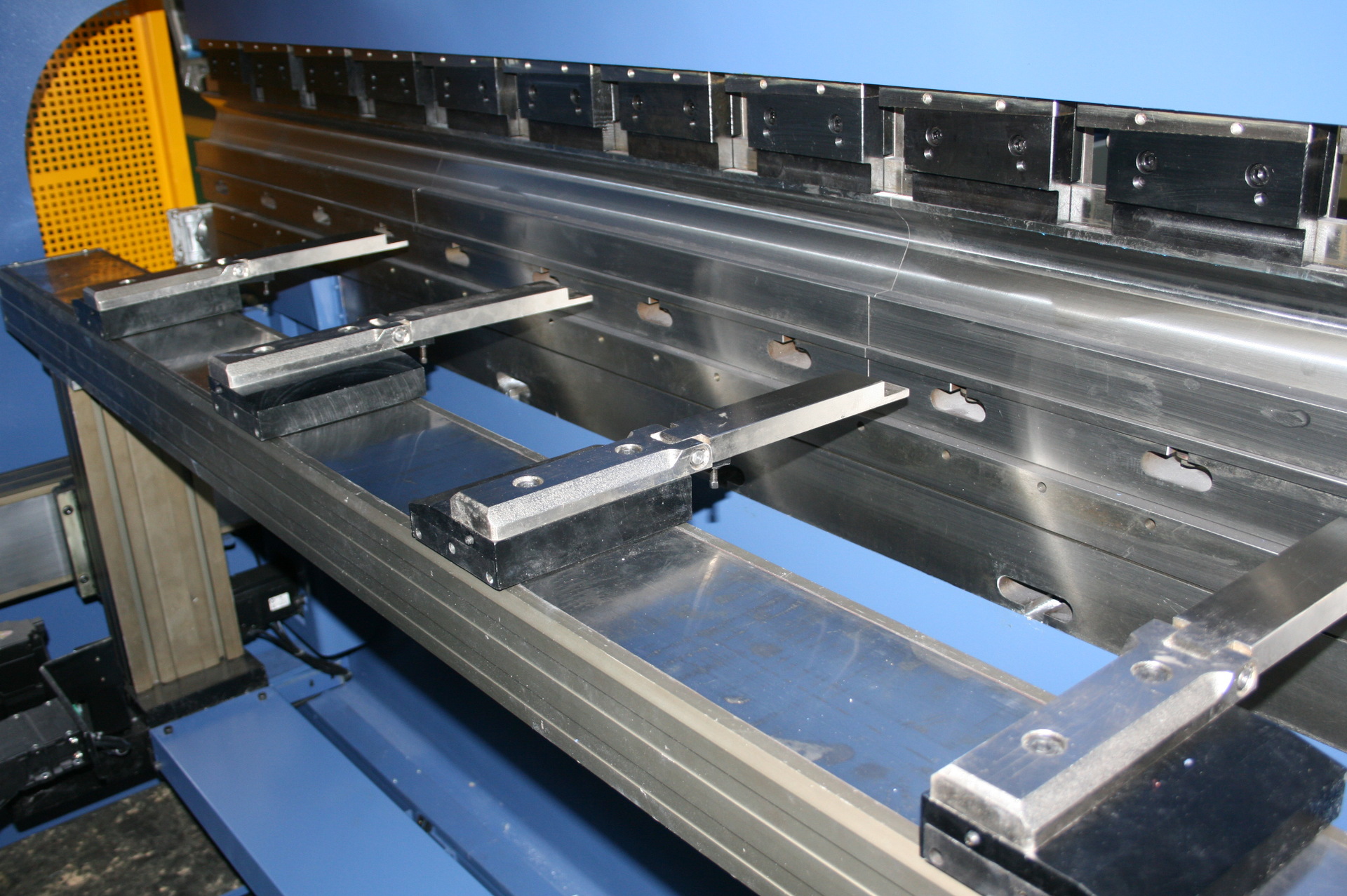 【厂家直销现货】液压板料数控折弯机 进口配件