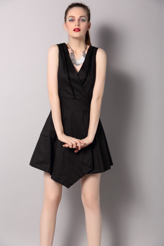 美衣臣2015夏季性感气质显瘦v领无袖连衣裙下摆不规则短裙女装