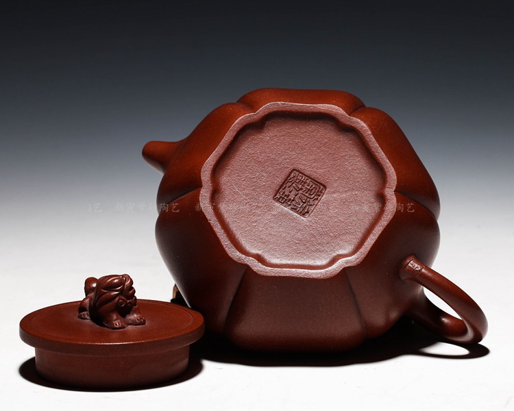 大师徐汉棠款 宜兴紫砂壶 【狮球壶】(290cc)