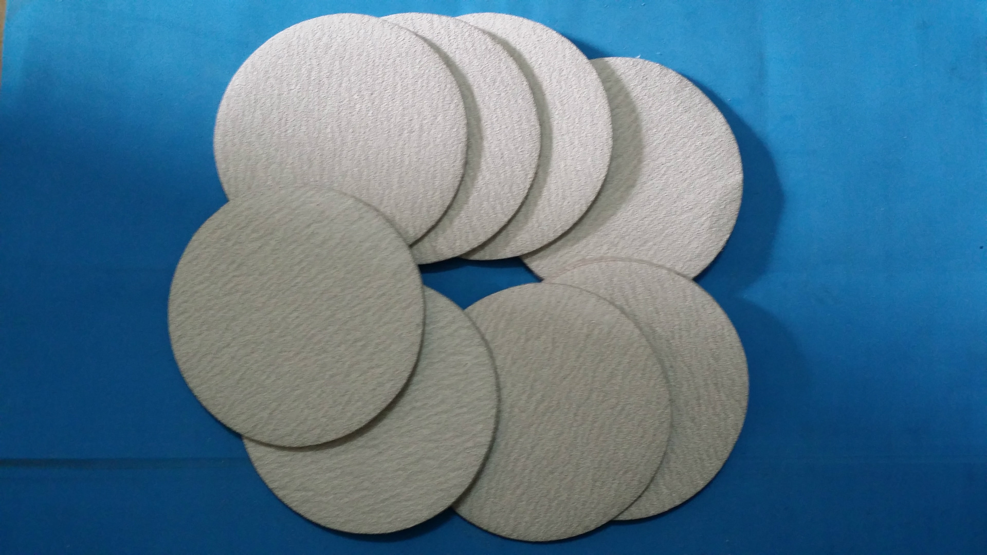 广东深圳5寸拉绒片 白砂拉绒片 涂层植绒砂纸片 圆盘砂纸 背绒圆砂纸