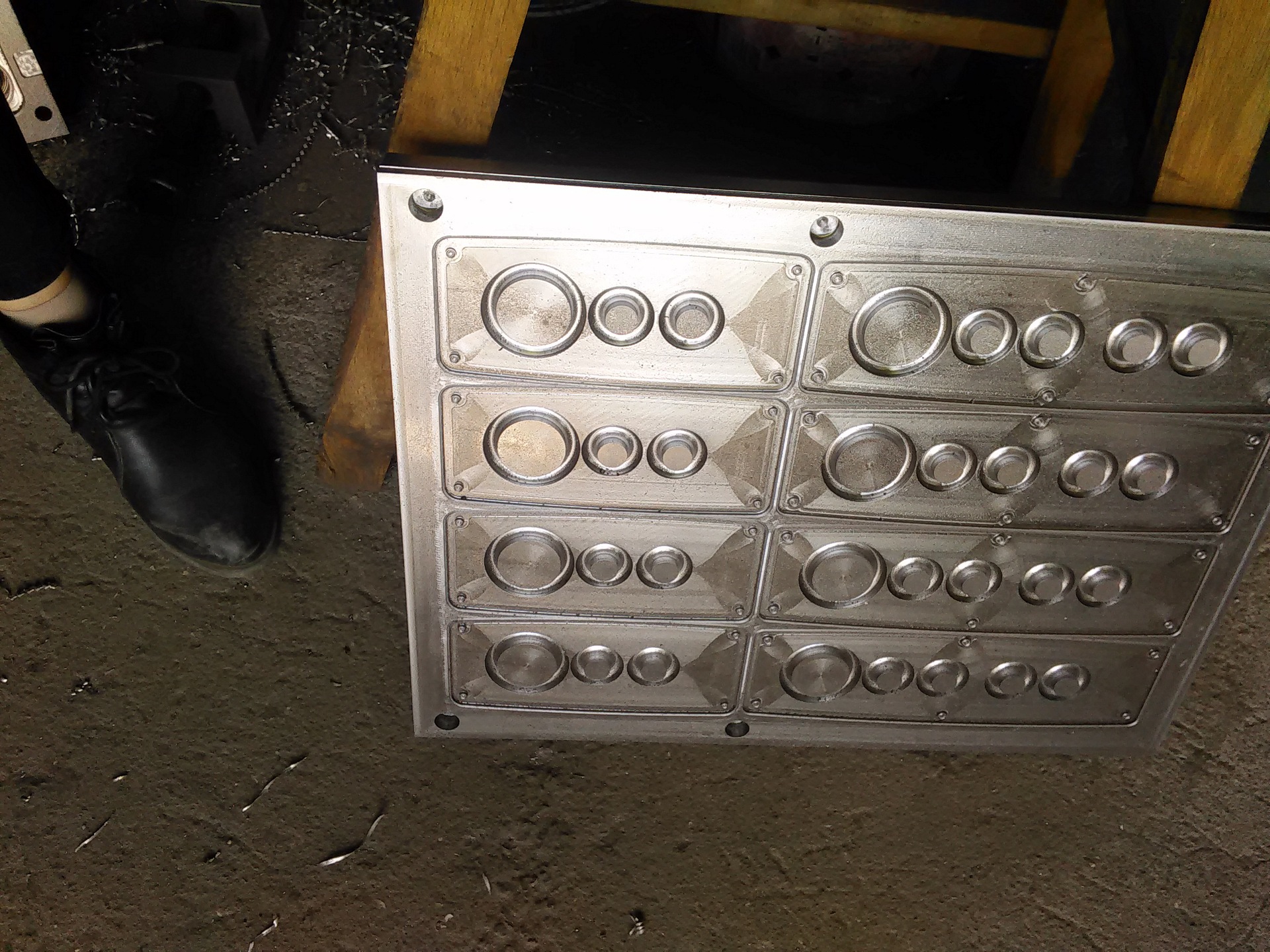 厂家专业生产模具,橡胶模具,硅胶模具,垫片模具,杂件模具等