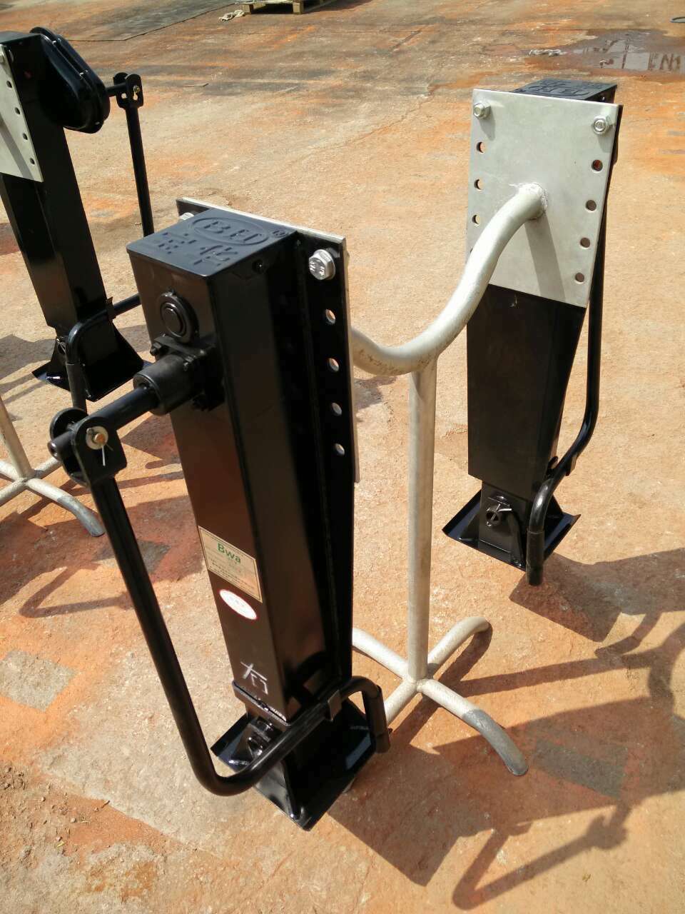 山东宝华汽车配件批量定制单动轻型挂车支腿  半挂车支撑装置