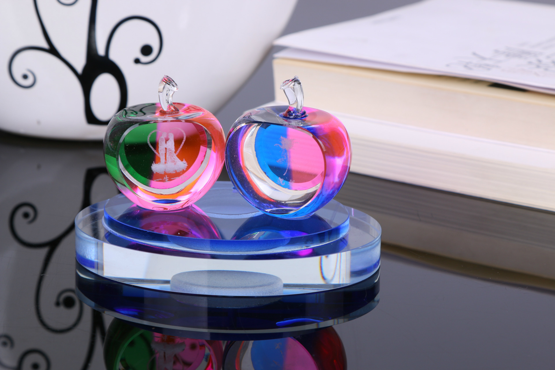 厂家生产汽车香水座 水晶苹果车载车饰 香水瓶 水晶苹果摆件摆饰