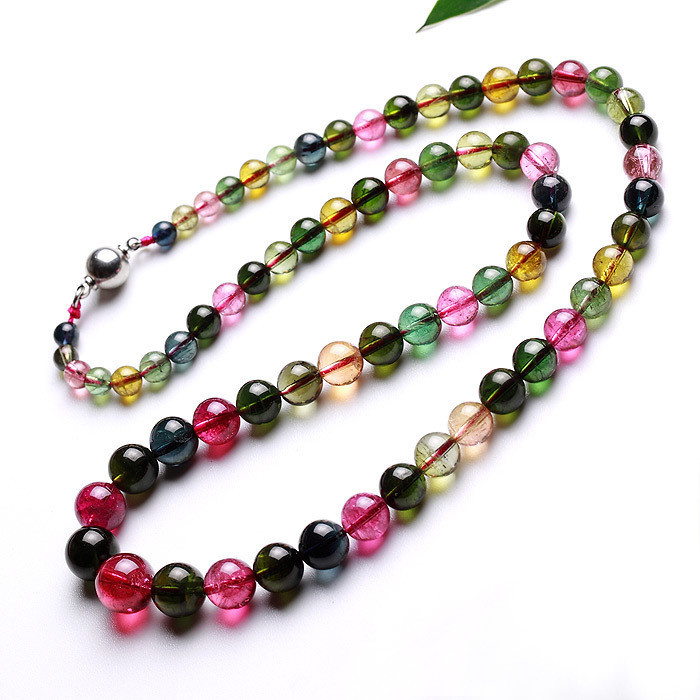 在众多的碧玺种类中,以鲜艳的玫瑰红,紫红,绿色,纯蓝色为最佳.