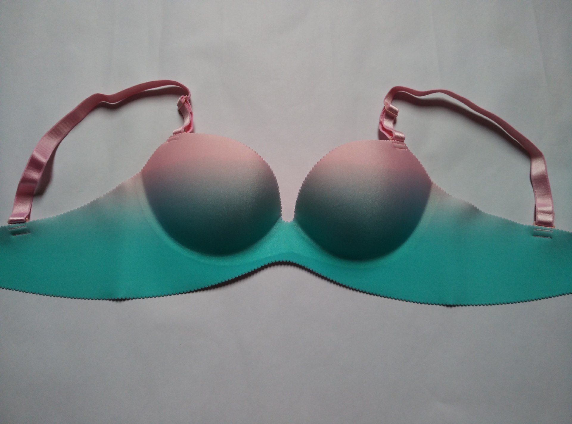 新款一片式无痕文胸 渐变色内衣 深v聚拢调整上薄下厚少女胸罩