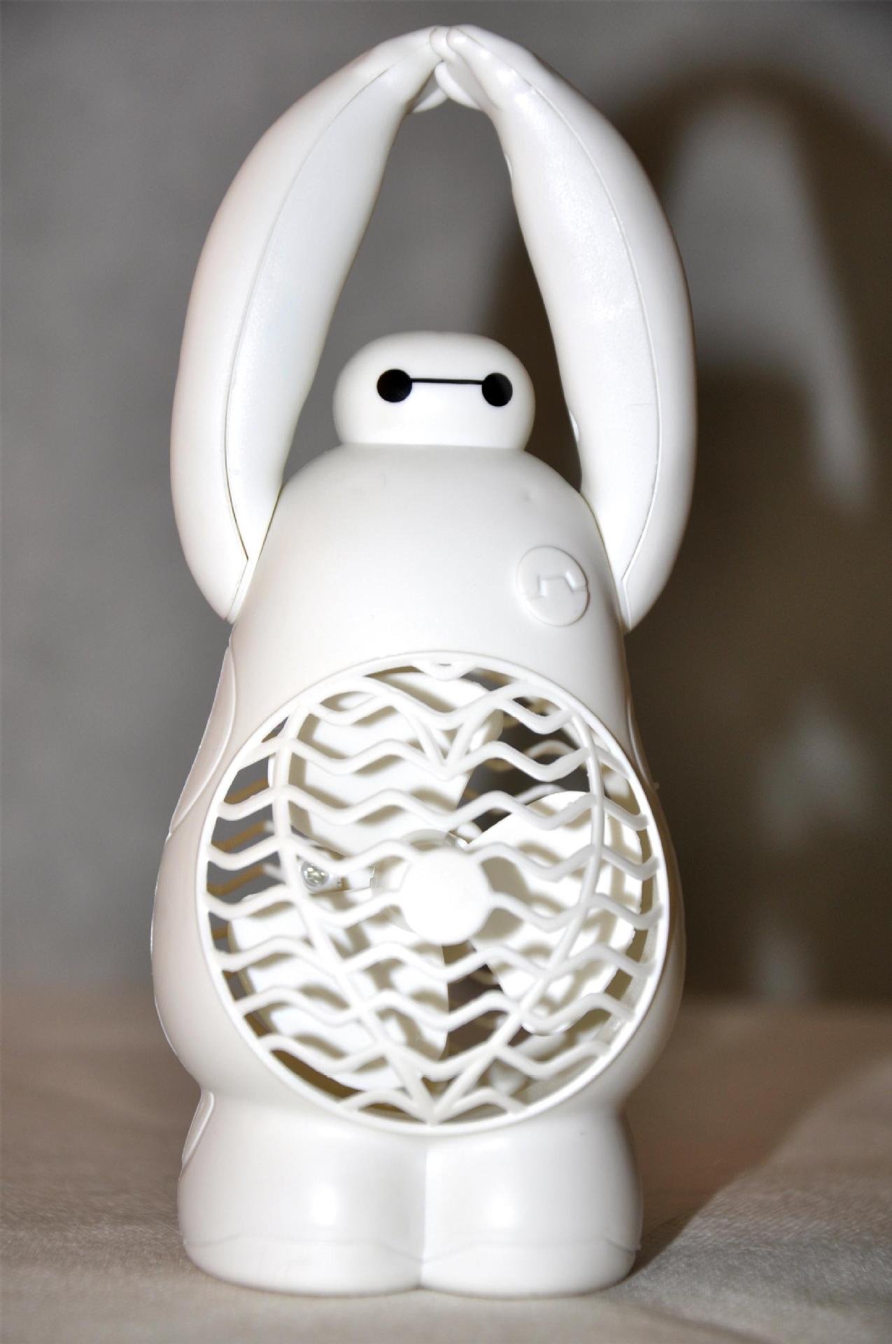 产品大白风扇风力大,双手可360度旋转,既可以当玩具公仔,也能当风扇