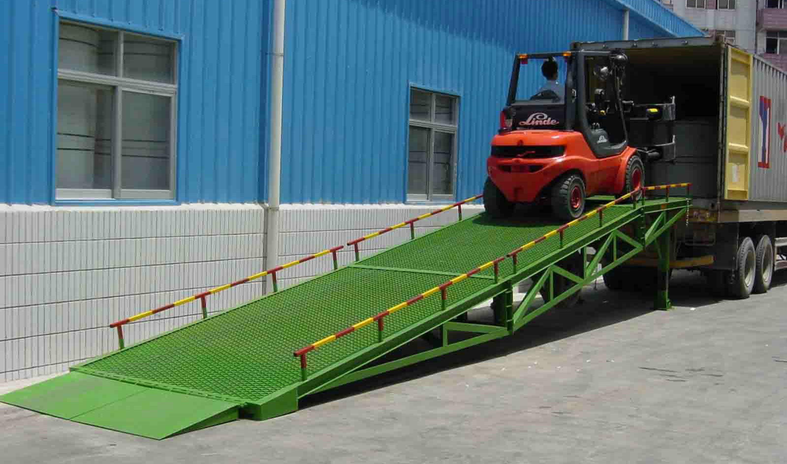移动式液压登车桥是与叉车配合使用的货物装卸辅助设备,可根据汽车