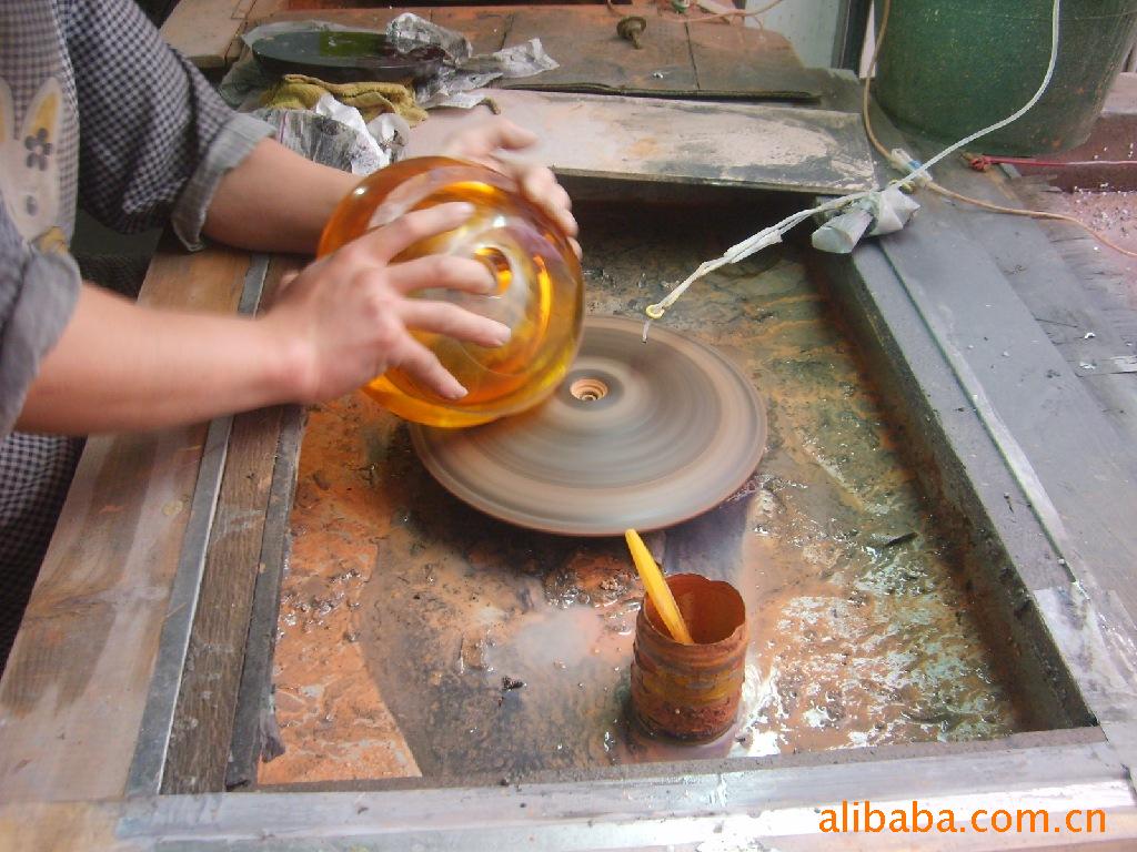 打孔:是在水晶成品未完成前,根据其所需打孔之尺寸及位置,以钻头加工