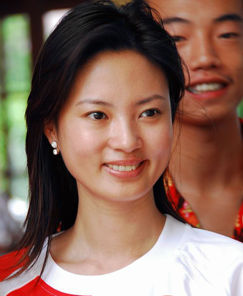 主持人刘芳菲三亚传递火炬